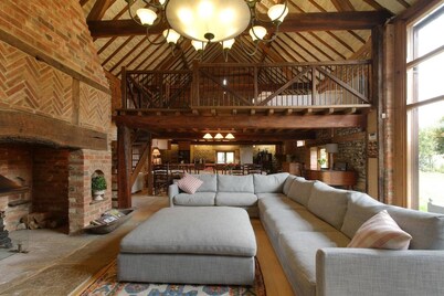 Barn conversion, 10 mins from Henley-on-Thames. Tennis court & indoor pool.