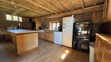 Jääkaappi, uuni, liesi, astianpesukone