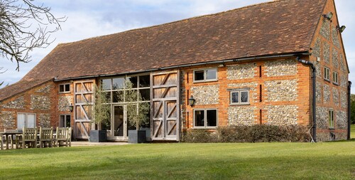 Barn conversion, 10 mins from Henley-on-Thames. Tennis court & indoor pool.