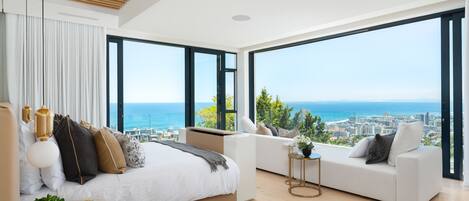 5 عدّة غرف نوم وأغطية فراش متميزة وخزنة داخل الغرفة ومكتب