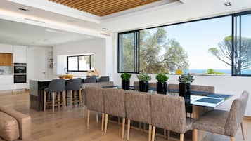 Vila superluxo | Opções para refeição no quarto