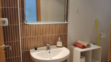 Badewanne, Haartrockner, Bidet, Handtücher