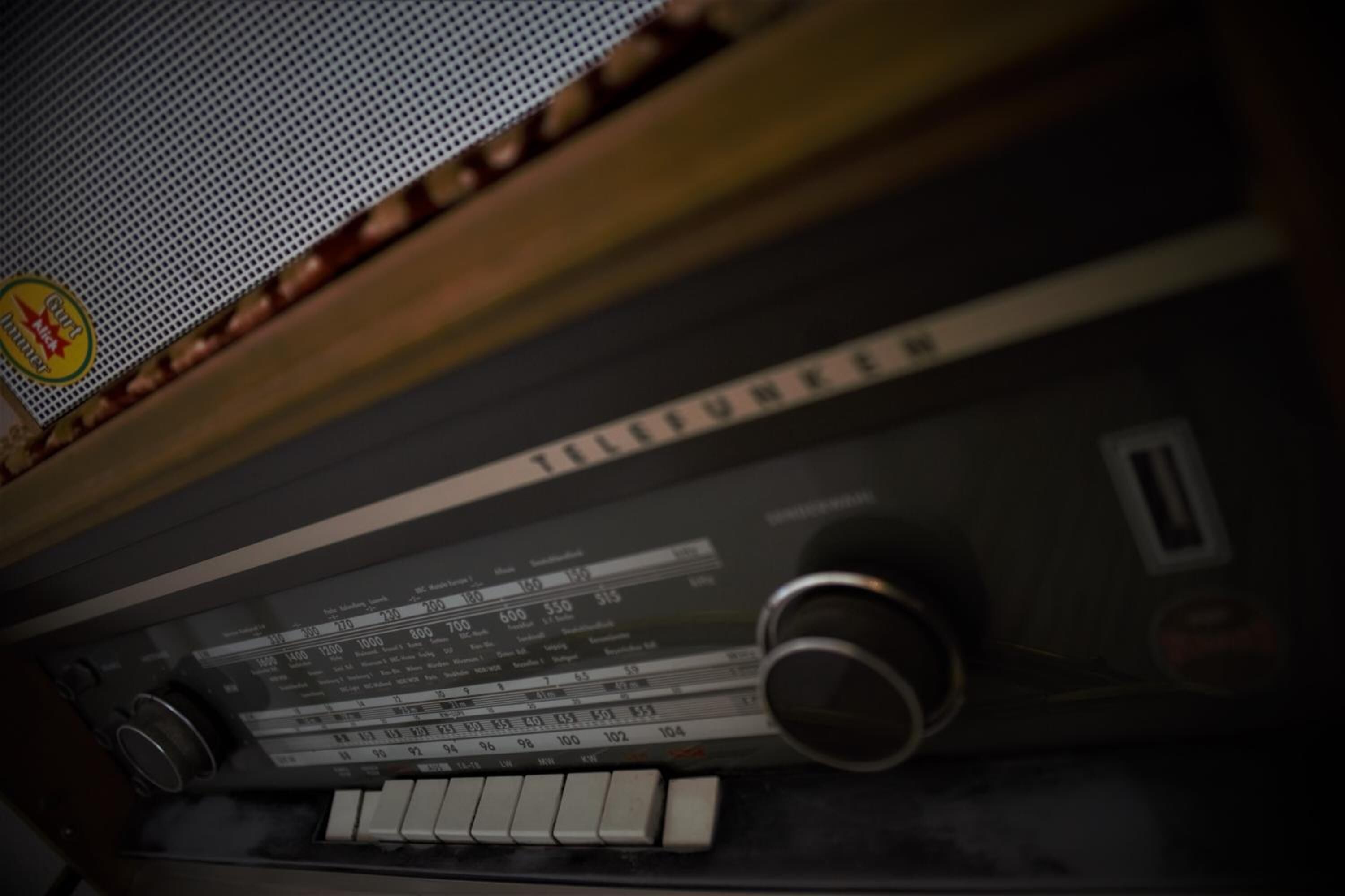 Un aparell de ràdio antic amb un selector de freqüències i comandaments.