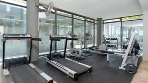 Een moderne sportschool met loopbanden, crosstrainers en gewichten.