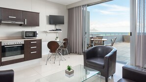 Klassiek appartement, 2 slaapkamers | Woonruimte | Een 32-inch flatscreentelevisie met satellietzenders en een televisie