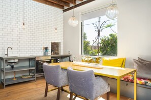 Classic Apartment | In-room dining
