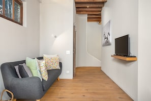 Classic Apartment | Living area | 31-inch flat-screen TV with satellite channels, TV, fireplace - Pine Road 26 (Cape Town)