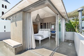 Ein Balkon mit einem Bett, einer Dusche und Blick auf einen Berg.