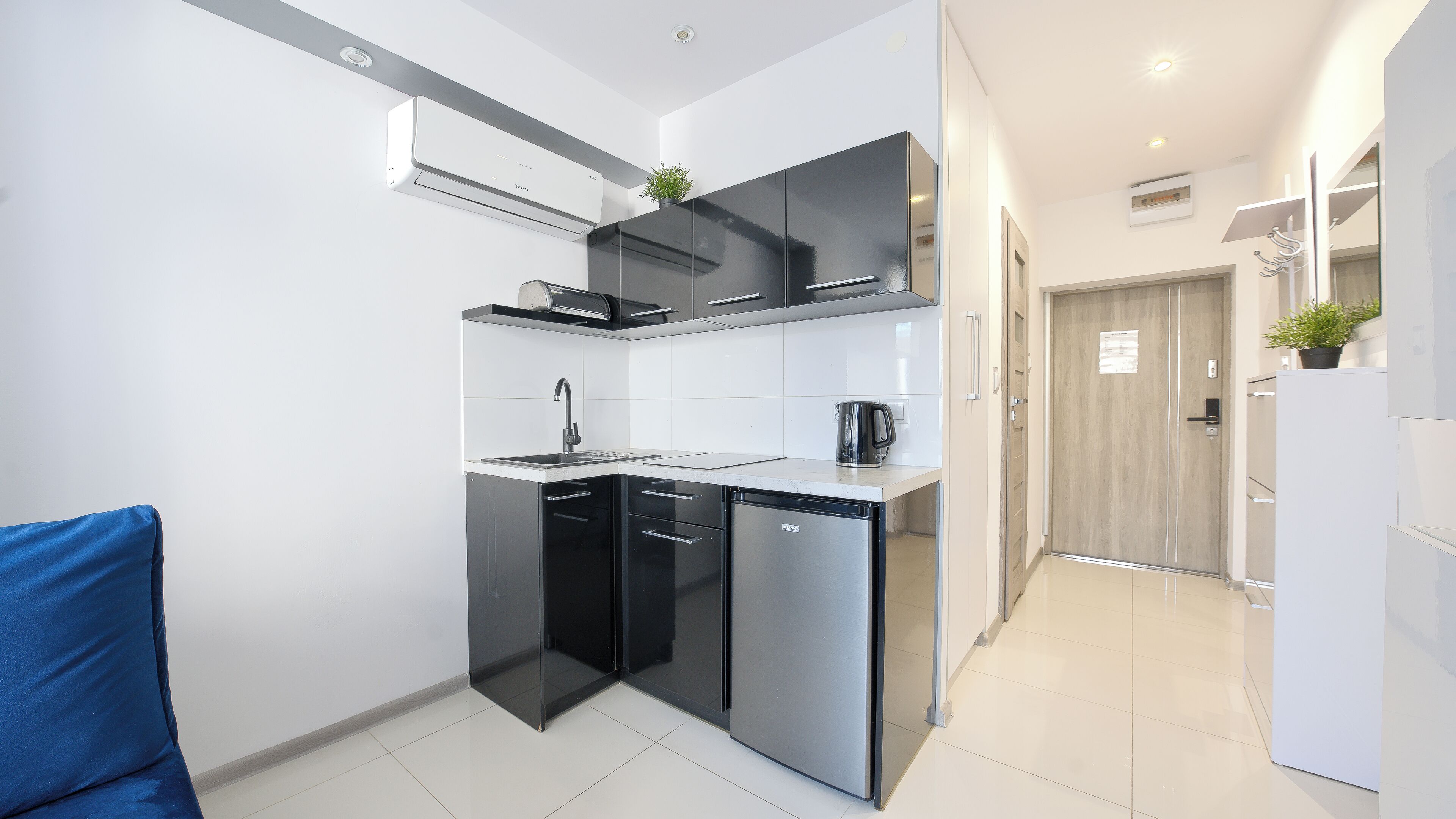 Studio (116) | Private kitchen | Fridge, stovetop, electric kettle, cookware/dishes/utensils