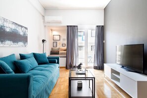 Apartment, 1 Schlafzimmer | Wohnbereich | 43-Zoll-Smart-TV mit Satellitenempfang, Fernseher, Netflix