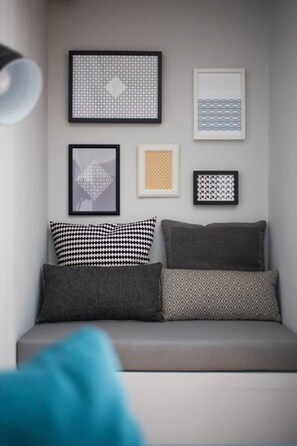 Appartement, 1 chambre | Coin séjour | TV connectée de 43 pouces avec chaînes par satellite, télévision