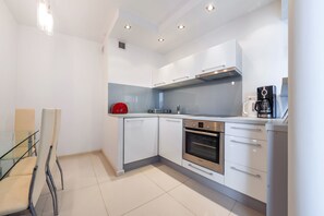Estudi (18) | Cuina privada | Frigorífic, placa de cuina, bullidora elèctrica i torradora