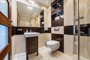 Studio (18) | Bathroom | Shower, towels - Apartamenty Sun & Snow Swiatowida (Miedzyzdroje)