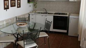 Appartement Duplex, rez-de-chaussée | Restauration dans la chambre