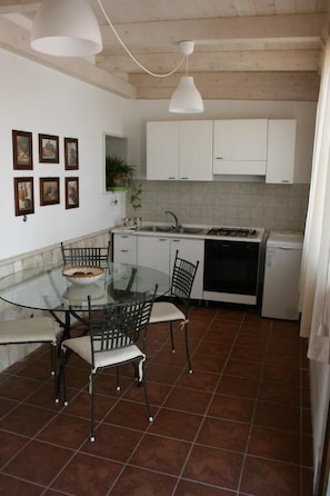 Paritalo, pohjakerroksessa | Ruokailu omassa huoneessa