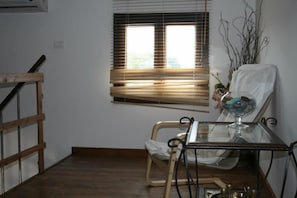 Paritalo, pohjakerroksessa | Työpöytä, ilmainen Wi-Fi, vuodevaatteet