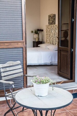 Kahden hengen standard-huone (yksi tai kaksi sänkyä), pohjakerroksessa | Terassi/patio