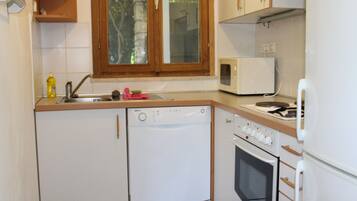 Apartment, 1 Bedroom | Private kitchen | Fridge, microwave, oven, stovetop