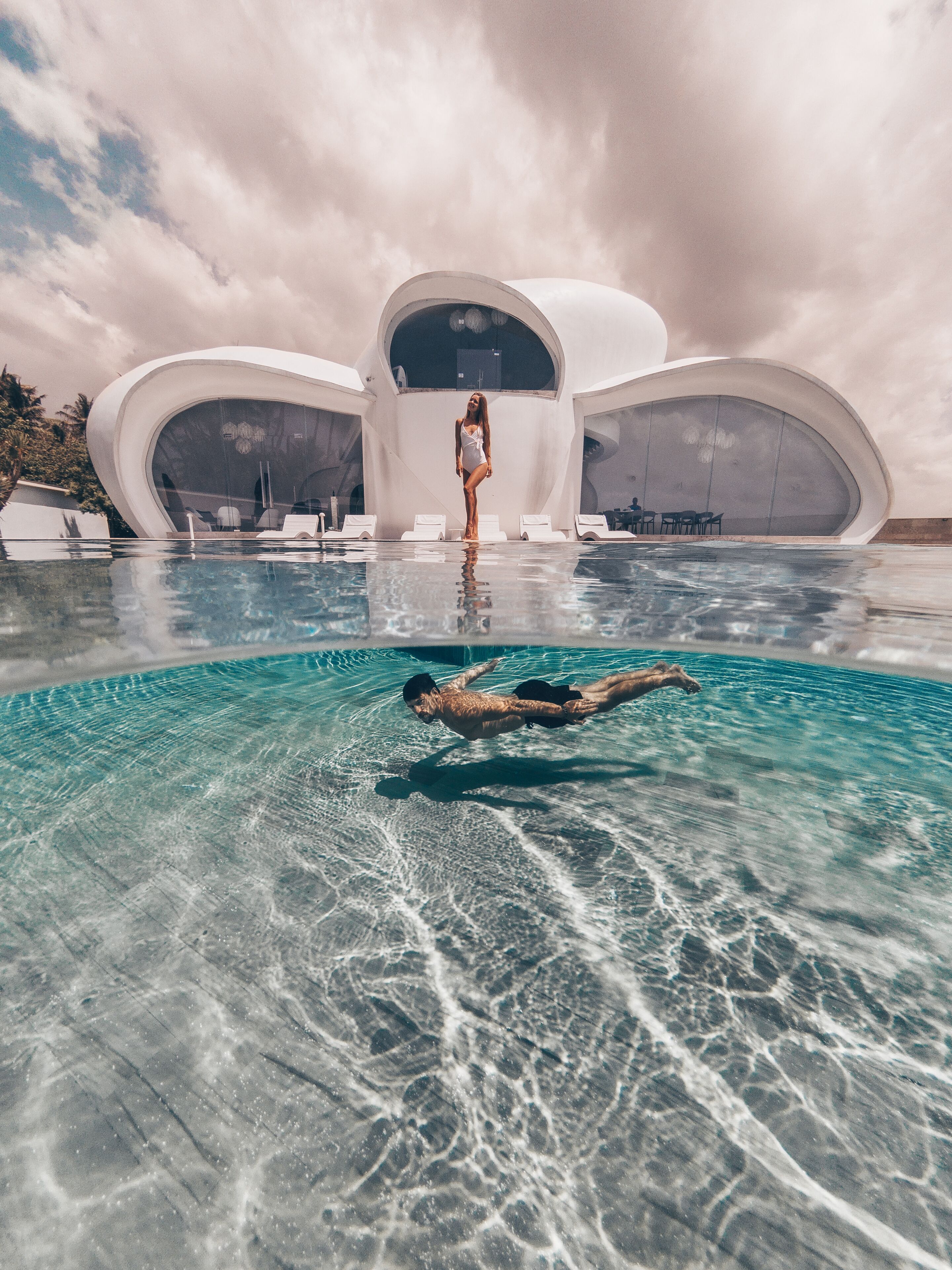 Piscina externa, espreguiçadeiras