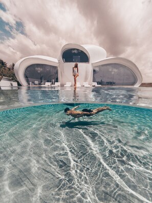 Outdoor pool, sun loungers - Beachfront Villa The Cloud (Tabanan)