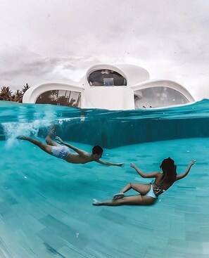 Outdoor pool, sun loungers - Beachfront Villa The Cloud (Tabanan)