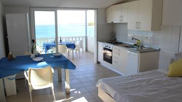 Apartment, 1 Schlafzimmer, Terrasse, Meerblick | Essbereich im Zimmer