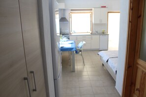 Apartamento, terraço, vista para o mar (Ground Floor) | Área de estar | TV de tela plana, Netflix, serviços de streaming