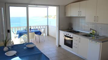 Apartment, 1 Schlafzimmer, Terrasse, Meerblick | Eigene Küche | Kühlschrank, Ofen, Herdplatte, Geschirrspüler