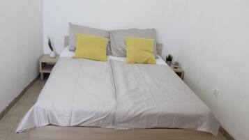 Appartamento, terrazzo, vista mare (Ground Floor) | 1 camera, una scrivania, Wi-Fi gratuito, lenzuola