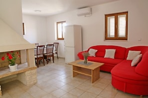 Casa, 2 habitaciones | Zona de estar | Una televisión de pantalla plana, Netflix, servicios de streaming