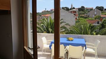 House, 2 Bedrooms | Balcony