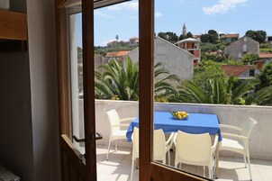 House, 2 Bedrooms | Balcony