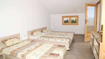 Villa | 4 bedrooms, desk, bed sheets