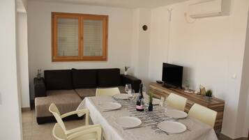 Villa | In-room dining