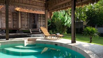 Outdoor pool, pool umbrellas, sun loungers