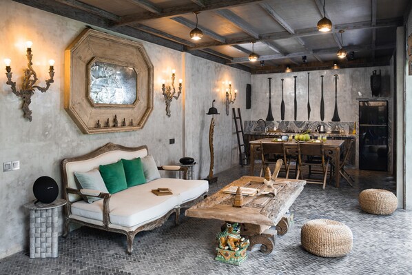 تلفزيون بشاشة مسطحة بحجم 29-بوصة يعرض قنوات تلفزيونية باشتراك مدفوع