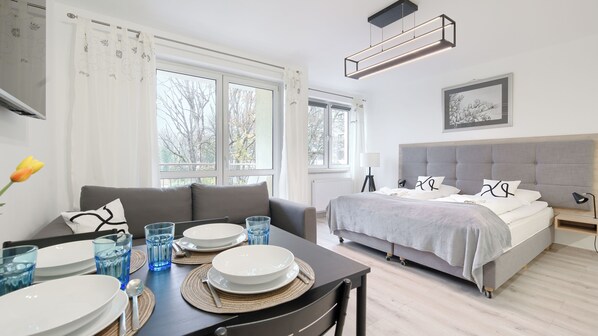 Apartament (7) | 起居区 | 30-英寸纯平电视 (配备卫星频道)、电视