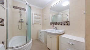 Apartamento (9) | Banheiro | Chuveiro, secador de cabelo, toalhas de banho 
