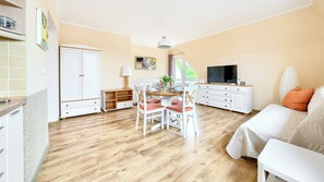 Apartament (19) | Area soggiorno | TV a schermo piatto 30 pollici con canali satellitari, TV