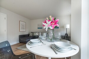 Apartamento, 1 habitación | Servicio de comidas en la habitación
