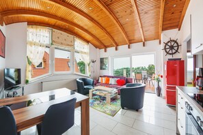 Appartement (13) | Een laptopwerkplek, een strijkplank/strijkijzer, beddengoed