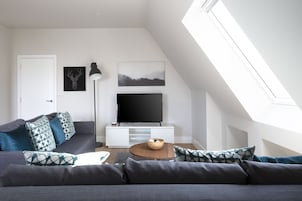 Apartamento, 2 habitaciones | Sala de estar | Una televisión de pantalla plana