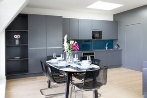 Appartement, 2 chambres | Restauration dans la chambre