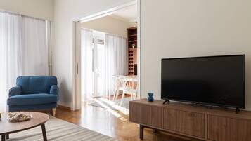 Apartment | Living area | 43-inch Smart TV with satellite channels, TV, Netflix