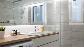 Apartment | Bathroom | Shower, free toiletries, hair dryer, towels