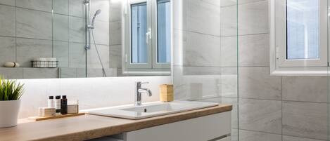 Appartement | Salle de bain | Douche, articles de toilette gratuits, sèche-cheveux