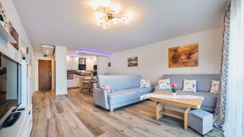 Appartement (25) | Een strijkplank/strijkijzer, beddengoed