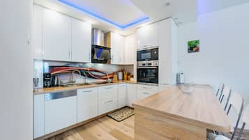Apartment (25) | Private kitchen | Fridge, stovetop, electric kettle, toaster