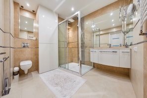 Departamento (21, Rezydencja Victoria) | Baño | Regadera, secadora de cabello, toallas