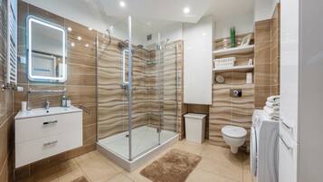 Appartement (25) | Badkamer | Een douche, een haardroger, handdoeken